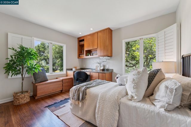 5821 Colton Blvd, Oakland, CA 94611