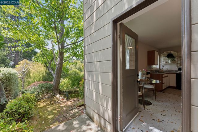 5821 Colton Blvd, Oakland, CA 94611