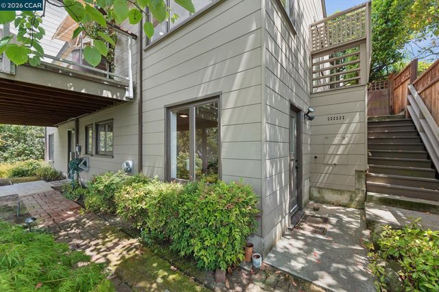 5821 Colton Blvd, Oakland, CA 94611