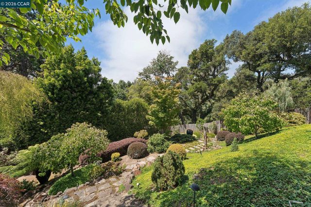 5821 Colton Blvd, Oakland, CA 94611