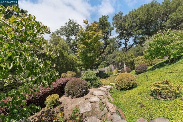 5821 Colton Blvd, Oakland, CA 94611