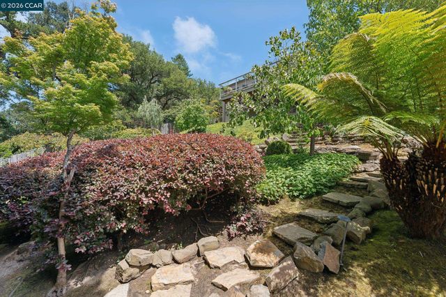 5821 Colton Blvd, Oakland, CA 94611