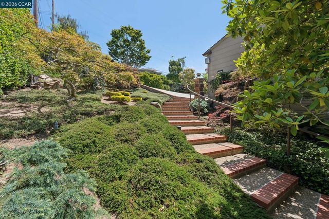 5821 Colton Blvd, Oakland, CA 94611