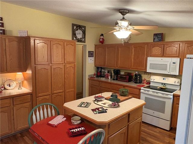 907 NE Cherry Court, Oak Grove, MO 64070