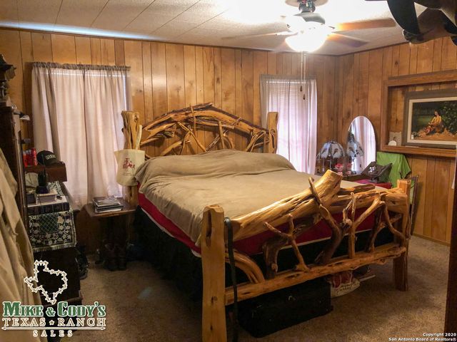 1180 CR 340, Jourdanton, TX 78026