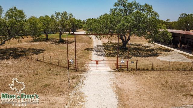 1180 CR 340, Jourdanton, TX 78026