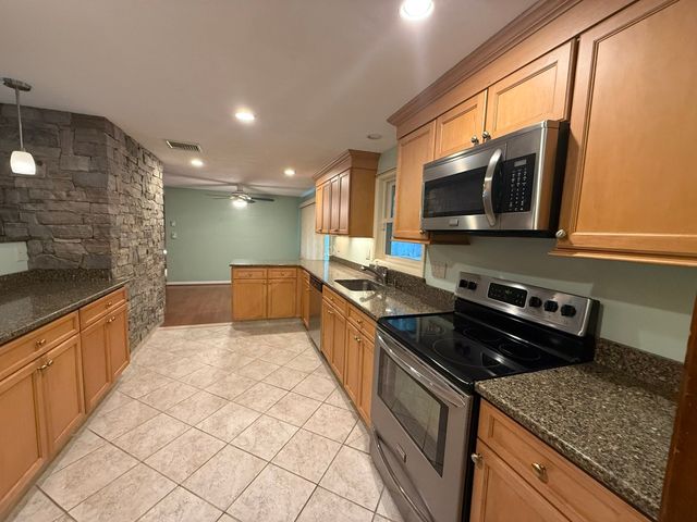 24 Wedgemere Rd, Beverly, MA 01915