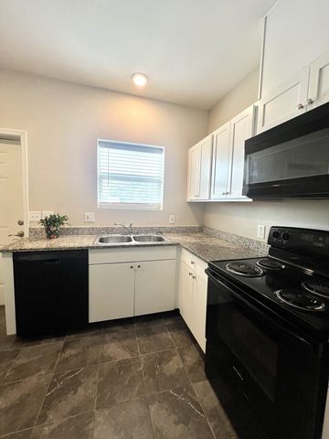 820 Ruby Allen St, Rockport, TX 78382