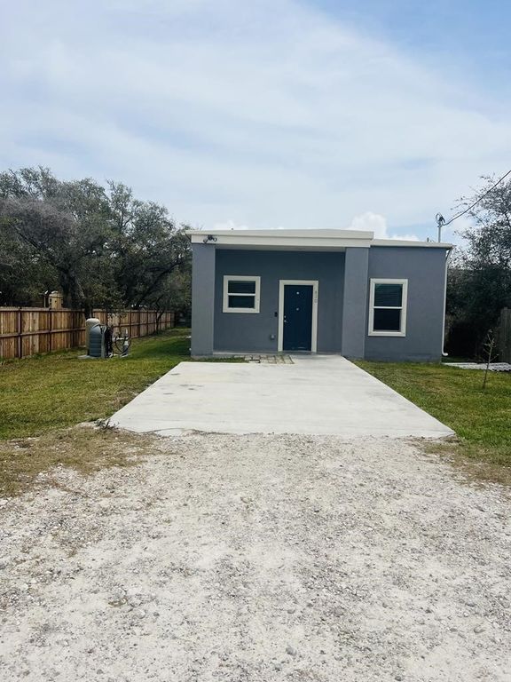 820 Ruby Allen St, Rockport, TX 78382