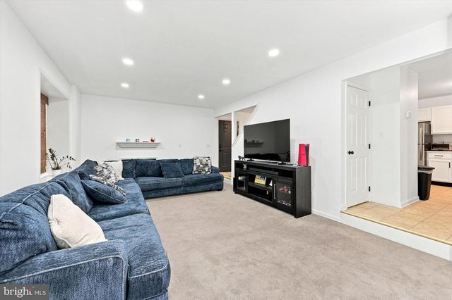 30 DUTTONVIEW RD, Aston, PA 19014
