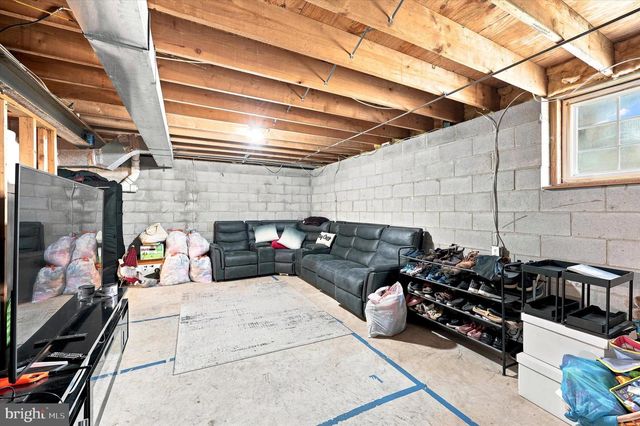 30 DUTTONVIEW RD, Aston, PA 19014