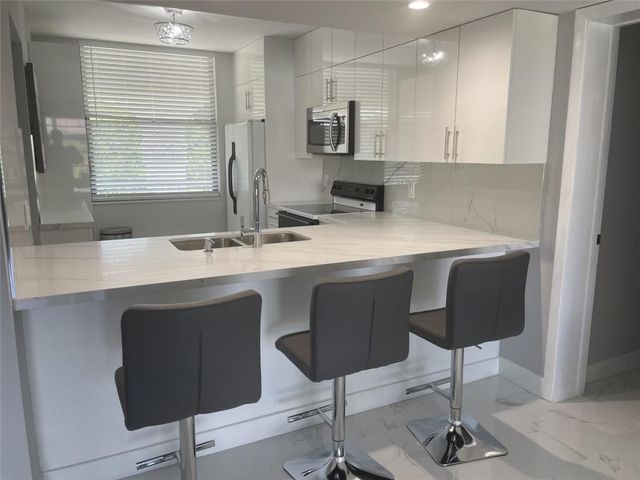 1721 Whitehall Dr 404, Davie, FL 33324