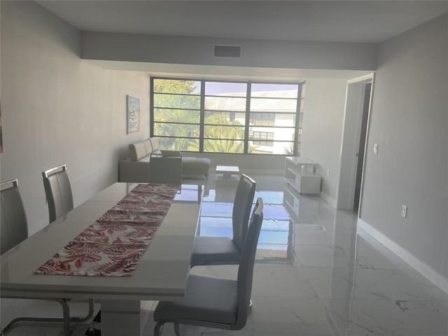 1721 Whitehall Dr 404, Davie, FL 33324