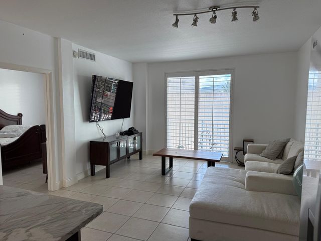 7275 SW 90th Way G311, Miami, FL 33156
