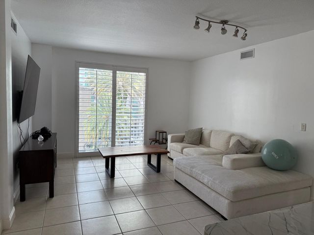 7275 SW 90th Way G311, Miami, FL 33156