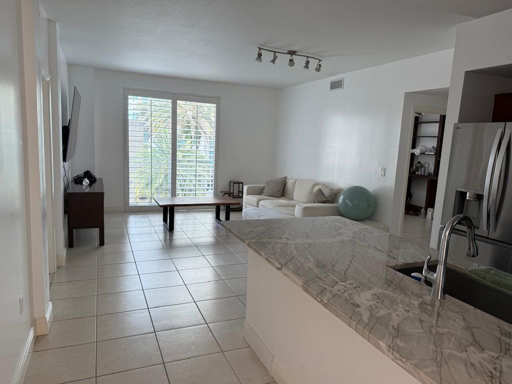 7275 SW 90th Way G311, Miami, FL 33156