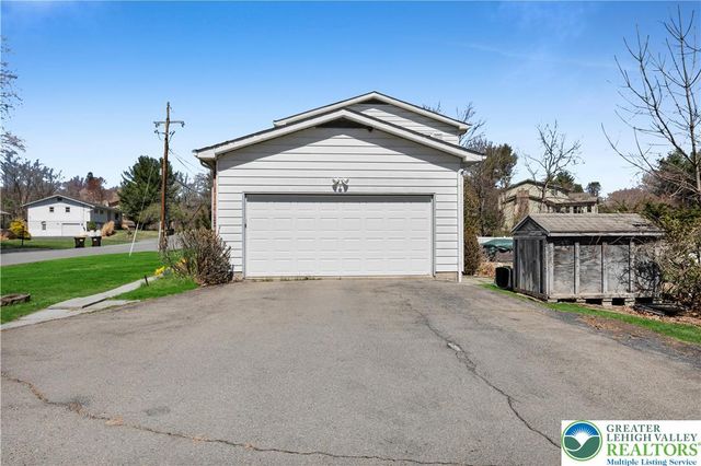 102 Valley Stream Road, Stroud Twp, PA 18360