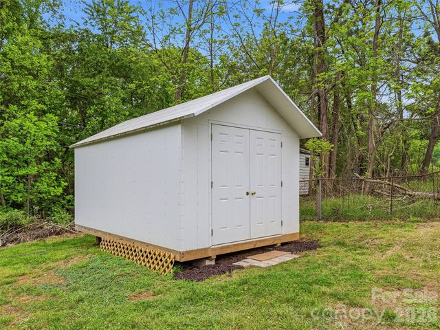 3 Mos Way, Candler, NC 28715