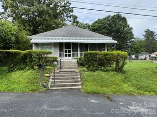 831/833 N Oak Street, Hendersonville, NC 28739