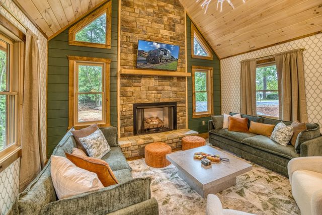 64 Windy Valley Lane, Blue Ridge, GA 30513