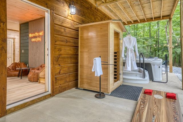 64 Windy Valley Lane, Blue Ridge, GA 30513