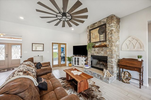 8401 Equestrian Lane, Washington, TX 77880