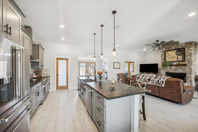 8401 Equestrian Lane, Washington, TX 77880