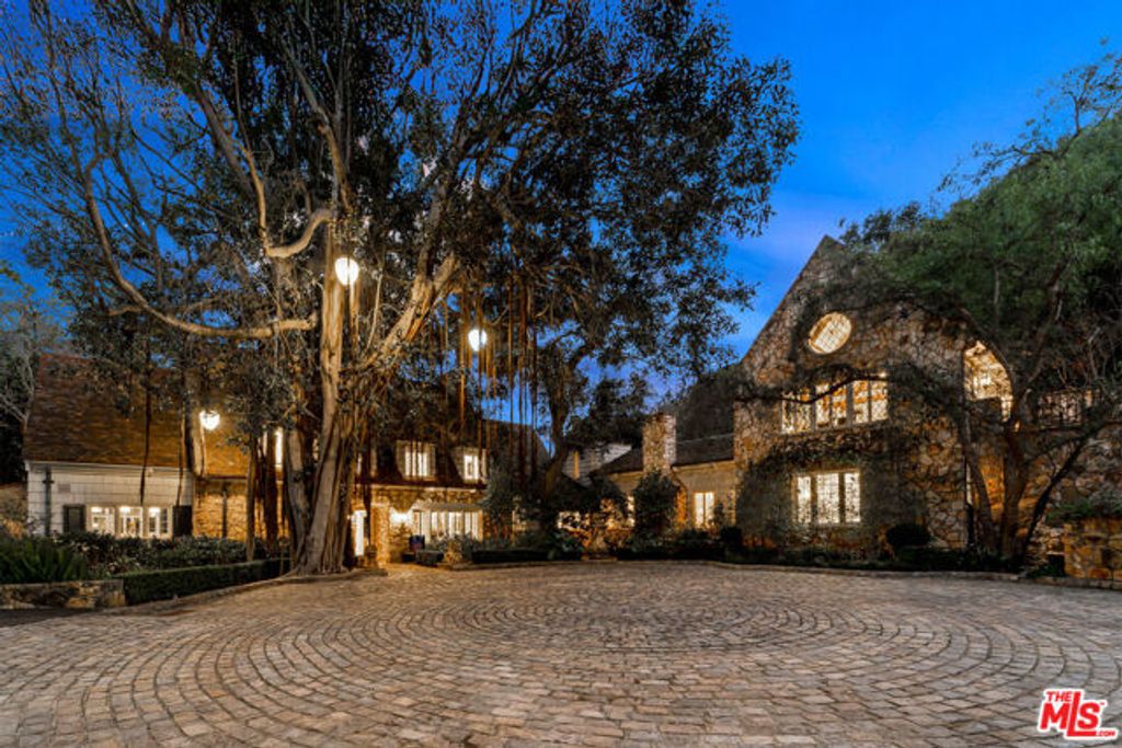 9631 Cedarbrook Drive, Beverly Hills, CA 90210