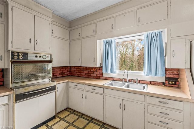 800 S Sunset Drive, Winston-salem, NC 27103