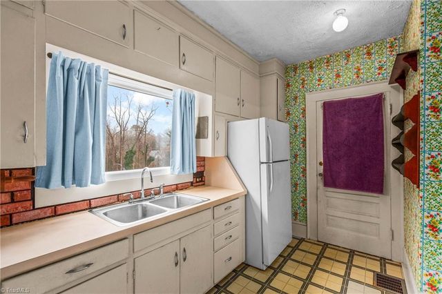 800 S Sunset Drive, Winston-salem, NC 27103