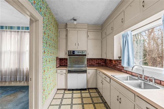 800 S Sunset Drive, Winston-salem, NC 27103