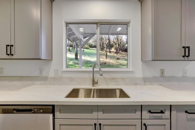 11013 Wolf Dr, Grass Valley, CA 95949