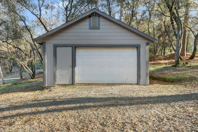 11013 Wolf Dr, Grass Valley, CA 95949