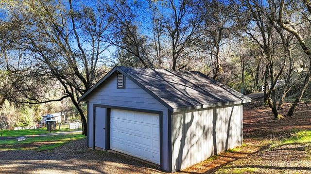 11013 Wolf Dr, Grass Valley, CA 95949