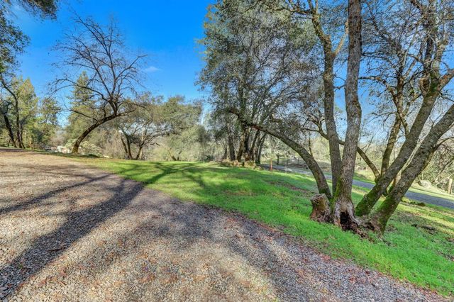 11013 Wolf Dr, Grass Valley, CA 95949