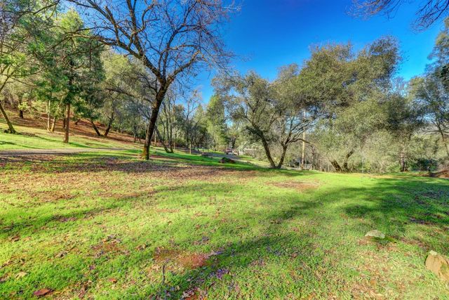 11013 Wolf Dr, Grass Valley, CA 95949