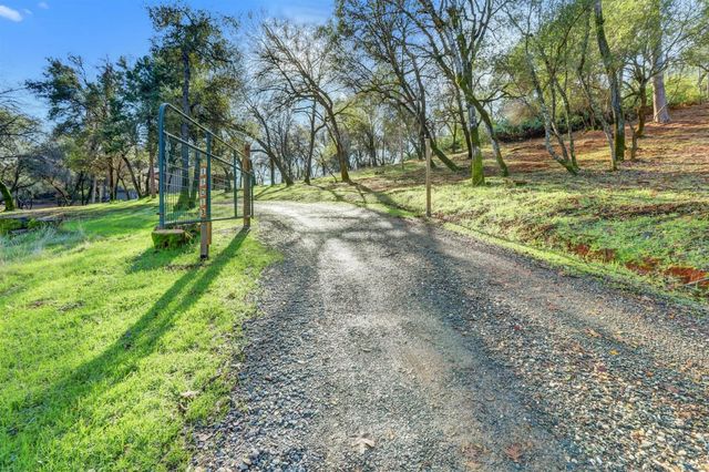 11013 Wolf Dr, Grass Valley, CA 95949