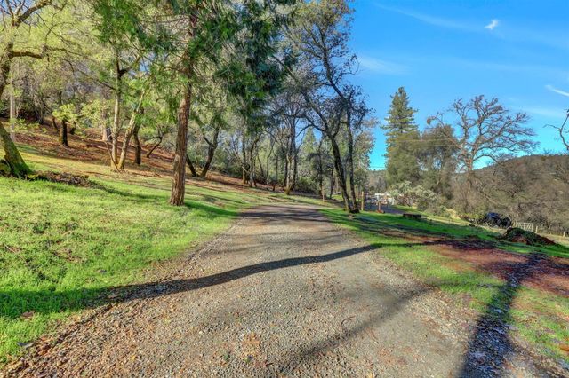 11013 Wolf Dr, Grass Valley, CA 95949