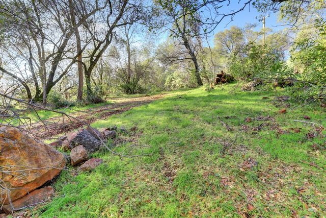 11013 Wolf Dr, Grass Valley, CA 95949