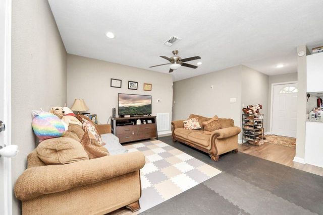 218 E Dumble Street, Alvin, TX 77511