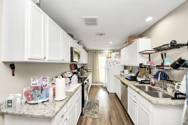 218 E Dumble Street, Alvin, TX 77511