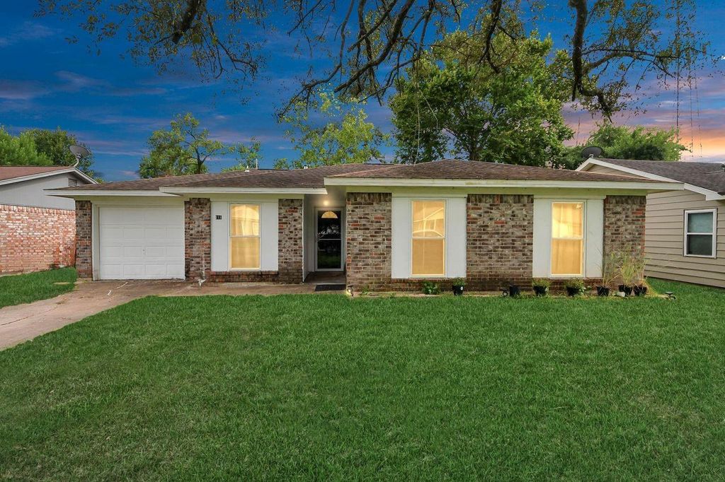 218 E Dumble Street, Alvin, TX 77511