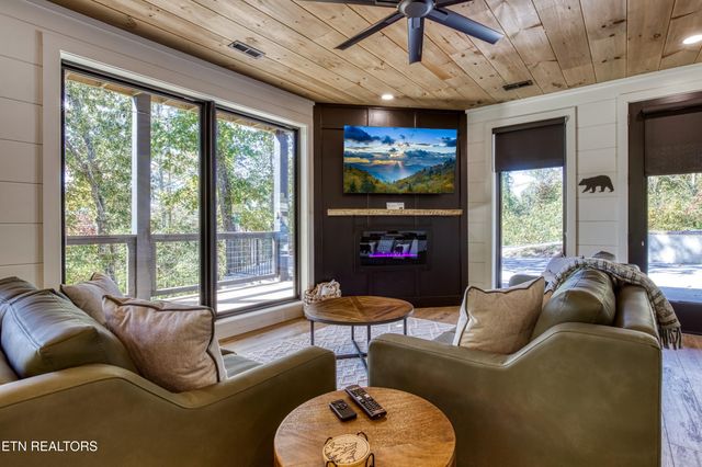 1028 Old Cartertown Road Rd, Gatlinburg, TN 37738