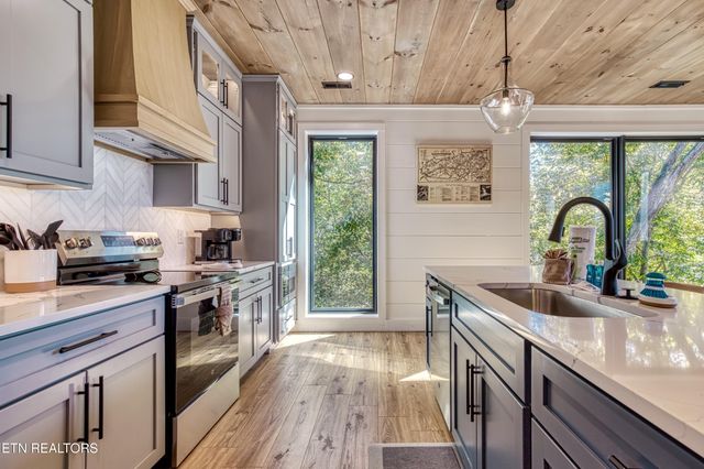 1028 Old Cartertown Road Rd, Gatlinburg, TN 37738