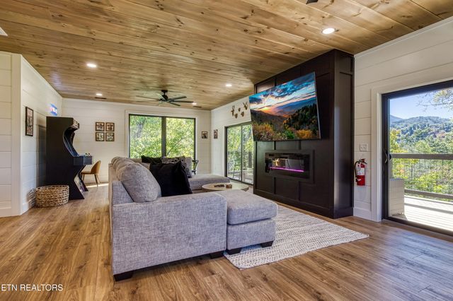 1028 Old Cartertown Road Rd, Gatlinburg, TN 37738