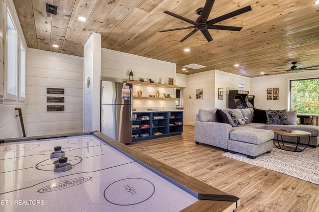 1028 Old Cartertown Road Rd, Gatlinburg, TN 37738