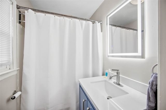 2300 Dean Avenue, Des Moines, IA 50317