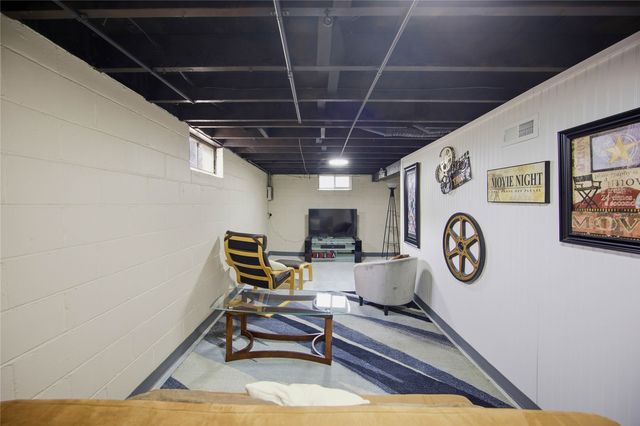 2300 Dean Avenue, Des Moines, IA 50317