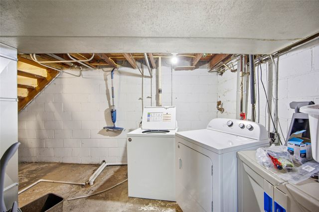 2300 Dean Avenue, Des Moines, IA 50317