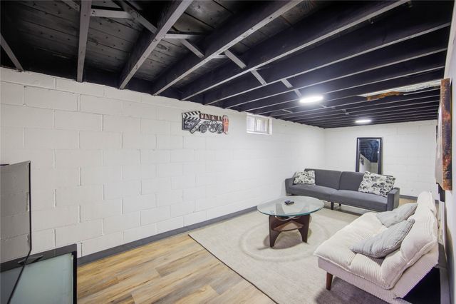 2300 Dean Avenue, Des Moines, IA 50317